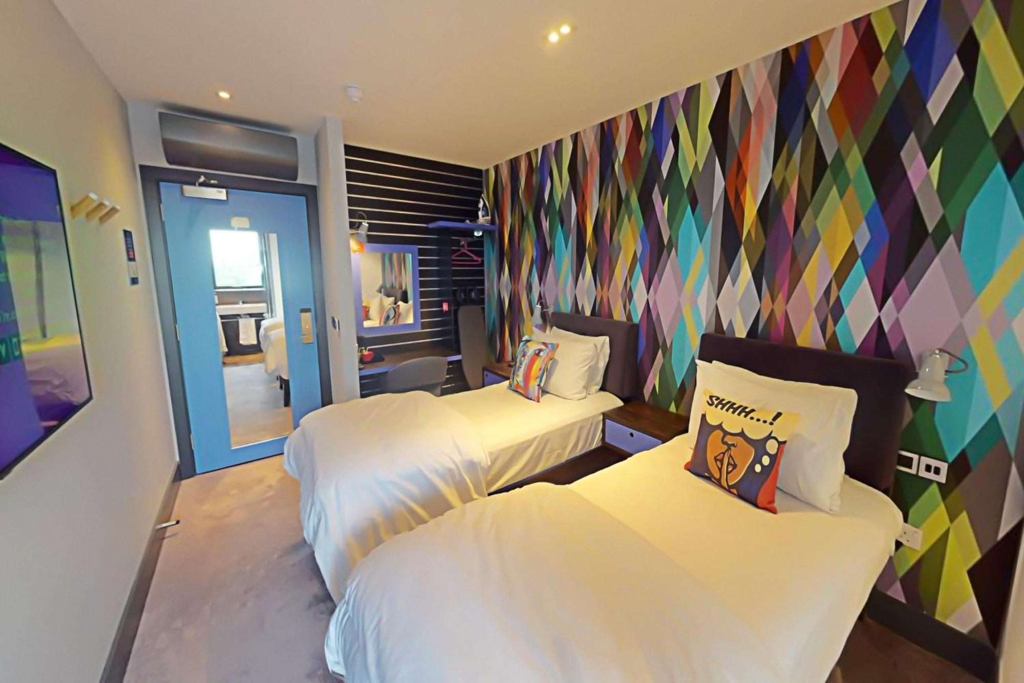 Village Hotel Basingstoke Bagian luar foto